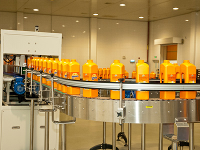 新的產(chǎn)品裝瓶中